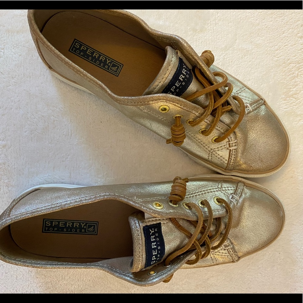Sperry Gold no tie sneakers. Size 9. Leather.